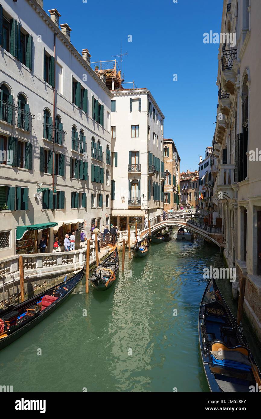 Vista verticale di un canale veneziano con gondole in una giornata di sole, Venezia, Italia Foto Stock