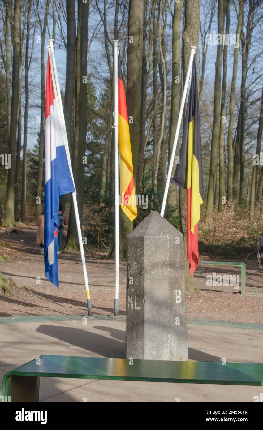 Vaals Aprile 2021: Il punto di tre paesi è geograficamente unico nel punto più alto dei Paesi Bassi a 323 metri sul livello del mare (PAN). Questo io Foto Stock