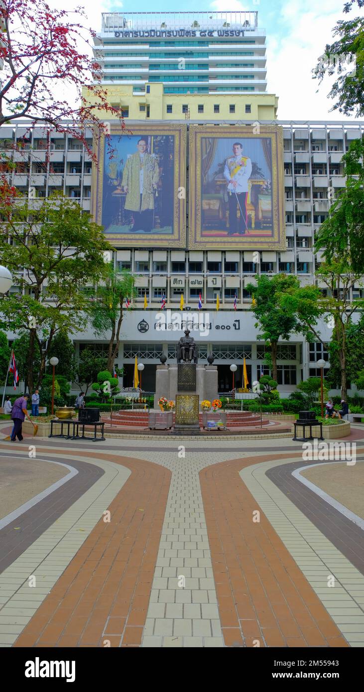 La Statua del Principe Mahidol, Padre della Medicina moderna e della Salute pubblica in Thailandia, presso l'Ospedale Siriraj è il primo ospedale moderno in Thailandia Foto Stock