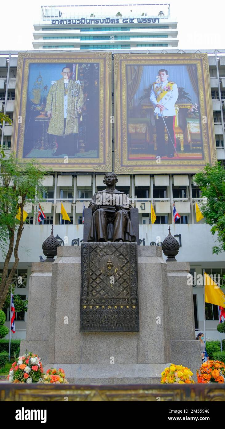 La Statua del Principe Mahidol, Padre della Medicina moderna e della Salute pubblica in Thailandia, presso l'Ospedale Siriraj è il primo ospedale moderno in Thailandia Foto Stock