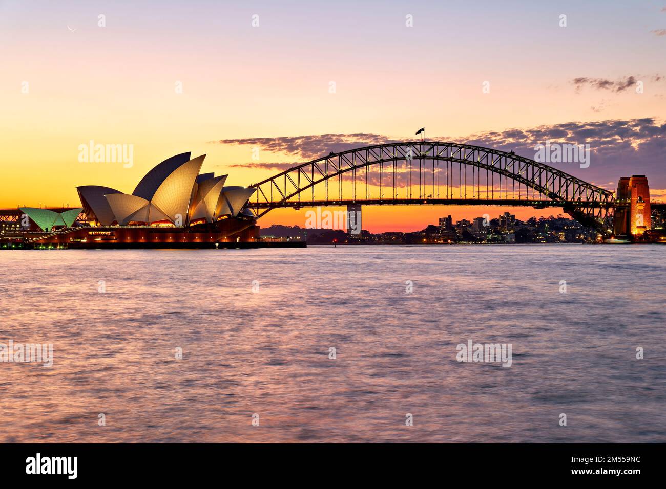 Sydney. Nuovo Galles del Sud. Australia. Il Teatro dell'Opera al tramonto e il ponte del porto Foto Stock