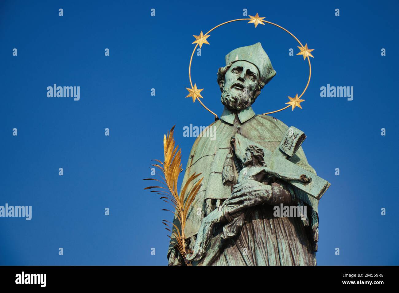 Statua di San Giovanni di Nepomuk sul ponte Carlo, Praga. Repubblica Ceca. Foto Stock