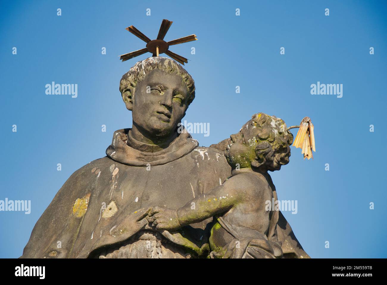 Statua di San Antonio di Padova sul ponte Carlo, Praga. Repubblica Ceca. Foto Stock