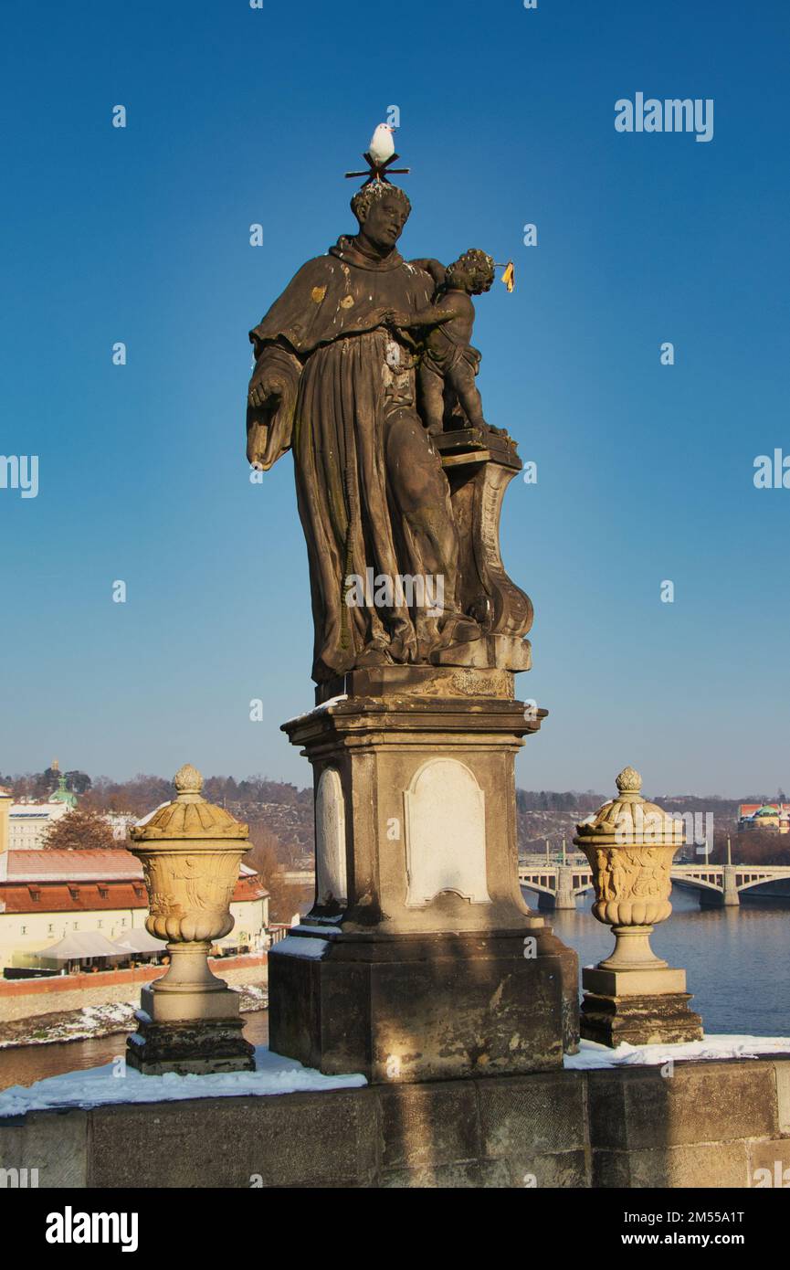 Statua di San Antonio di Padova sul ponte Carlo, Praga. Repubblica Ceca. Foto Stock