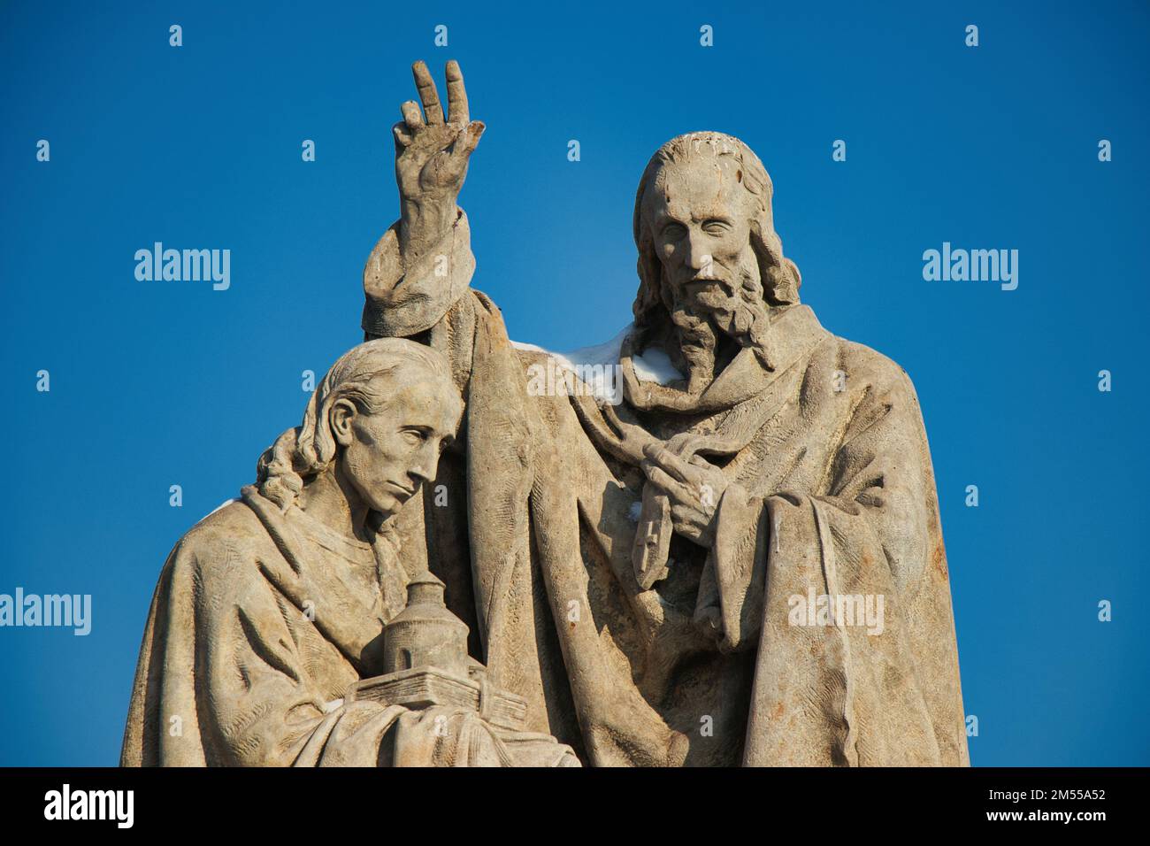 Statua di San Cirillo e St. Metodio sul ponte Carlo, Praga. Repubblica Ceca. Foto Stock
