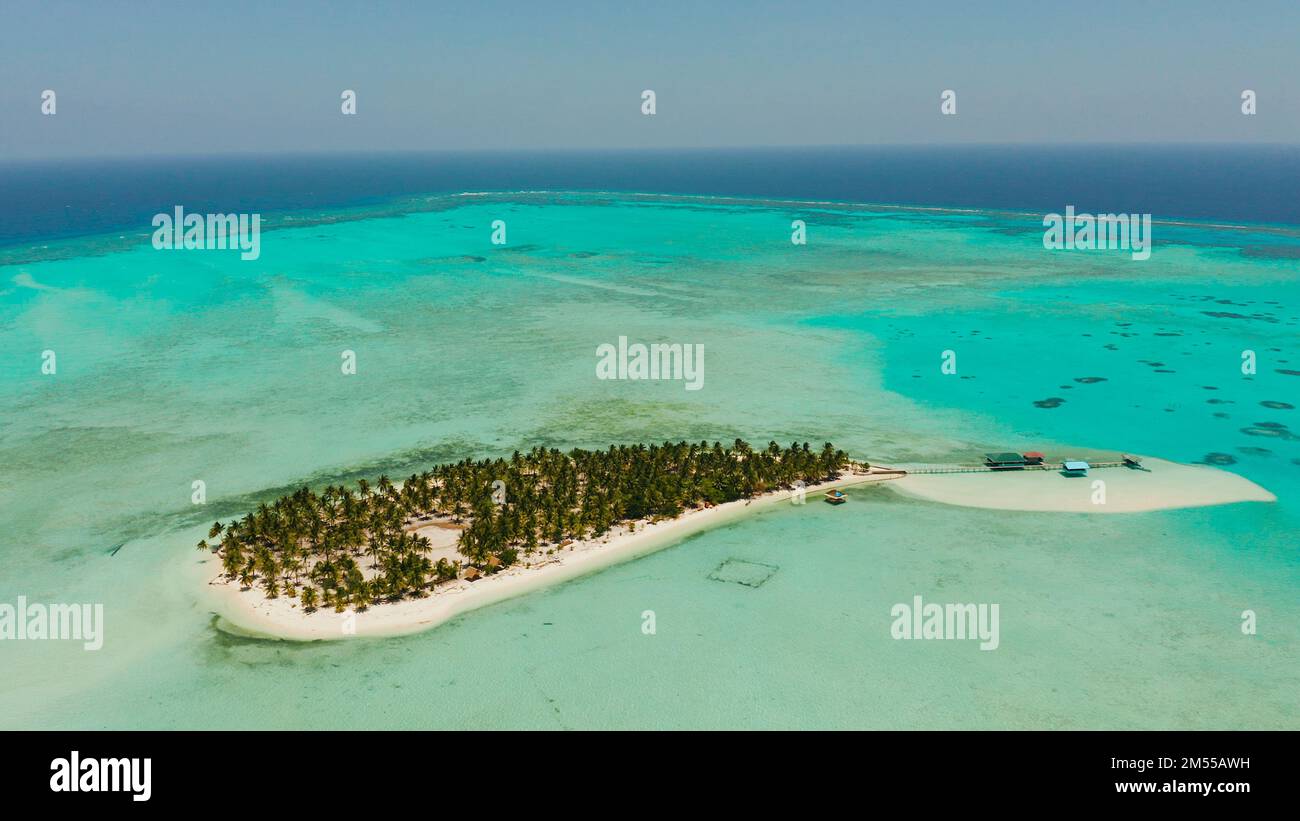 Spiaggia di sabbia e le isole tropicali da atollo con barriera corallina, vista dall'alto. Onok Isola, Balabac, Filippine. Estate viaggi e concetto di vacanza Foto Stock