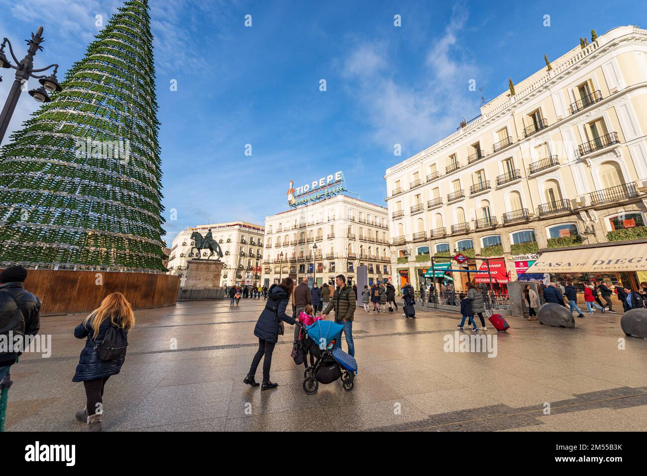 Puerta del Sol con l'albero di Natale, una delle piazze più importanti e famose del centro di Madrid, comunità di Madrid, Spagna, Europa meridionale. Foto Stock