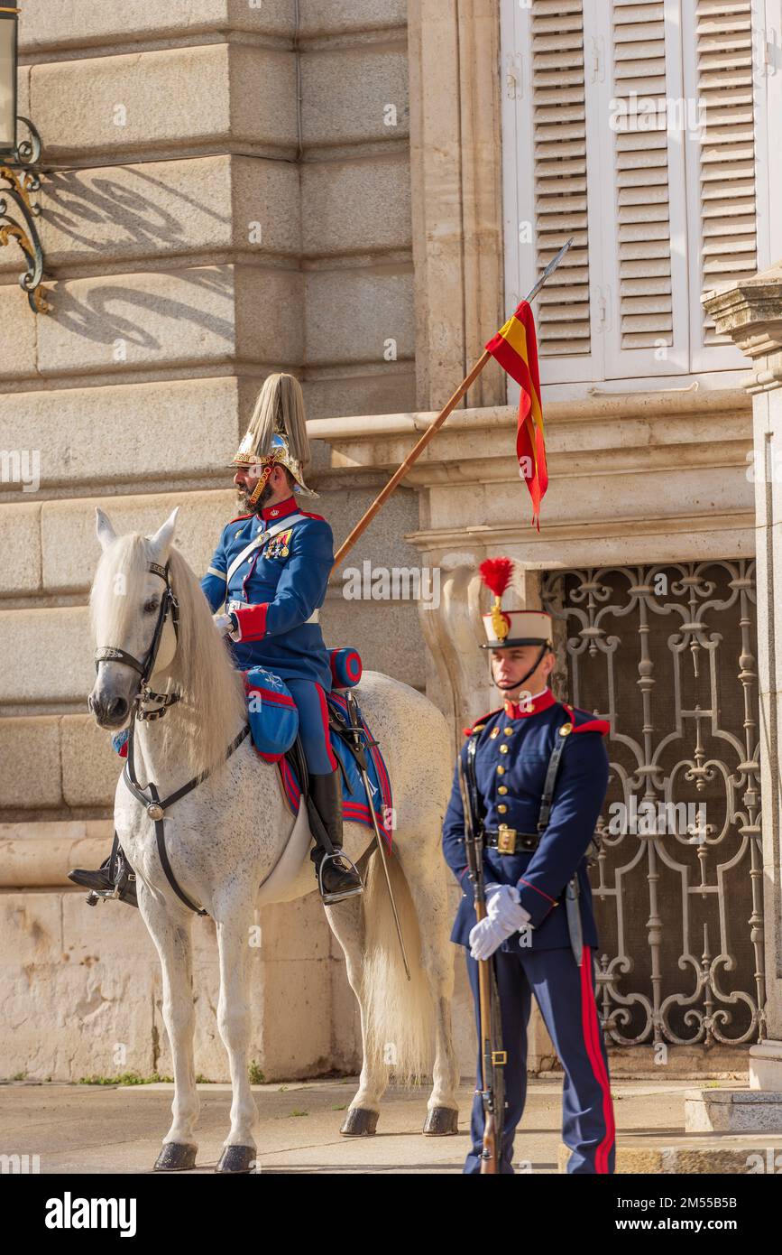 Cambio della guardia di fronte al Palazzo reale di Madrid in stile barocco, in passato utilizzato come residenza del re di Spagna, Spagna, Europa. Foto Stock