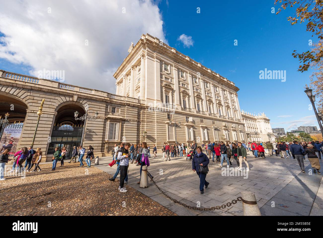 Palazzo reale di Madrid in stile barocco, in passato utilizzato come residenza del re di Spagna, Calle de Bailen, Comunità di Madrid, Spagna, Europa. Foto Stock
