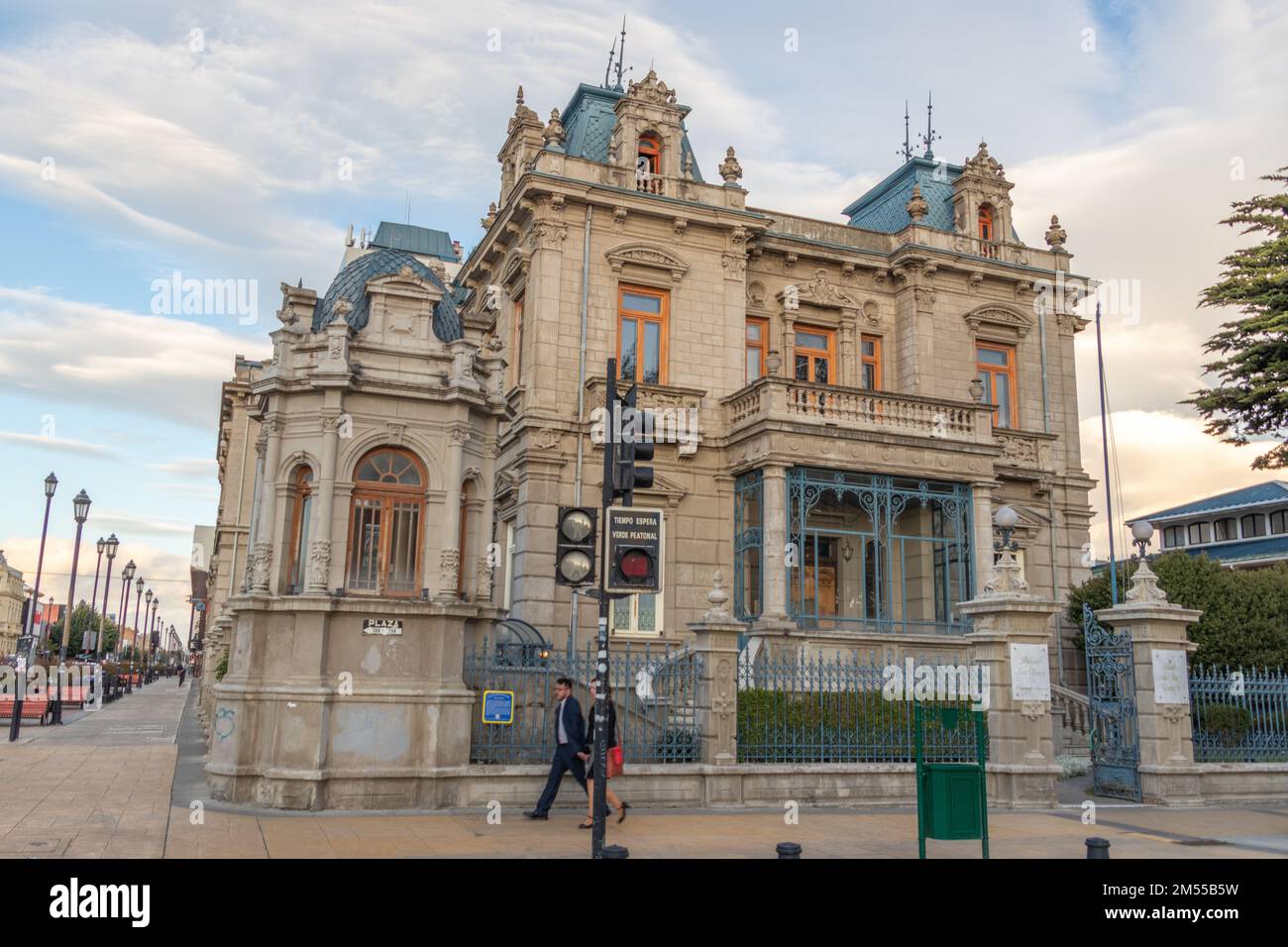 Punta Arenas, Cile - Dic, 2022. Il palazzo Sara Braun è uno degli edifici architettonici più riconoscibili di Plaza de Armas a Punta Arenas Foto Stock