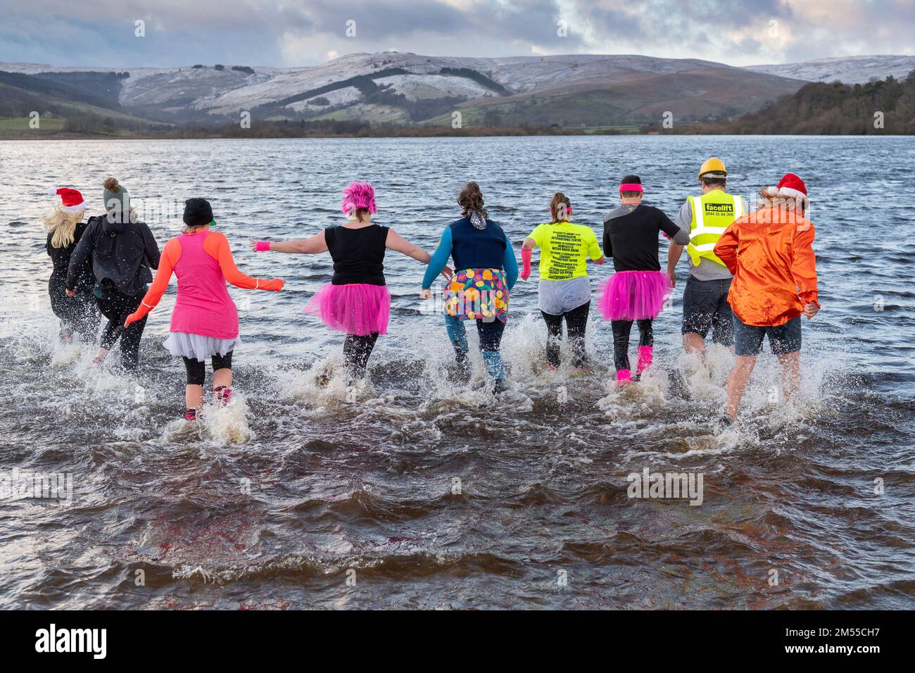 26 dicembre 2022 - Un gruppo di genitori duri ha sfidato le acque fredde di Semerwater nelle valli dello Yorkshire per raccogliere fondi per l'Hawes Junior Football Club di Wensleydale. Semerwater si trova a 820 metri sopra il livello del mare ed era piena di acqua di neve, che scorre delle campane circostanti la scorsa settimana. La temperatura dell'aria era di 1c°C, ma con windchill sembrava più di -4c°C il tè, il caffè era a disposizione per riscaldarli di nuovo! Credit: Wayne HUTCHINSON/Alamy Live News Foto Stock