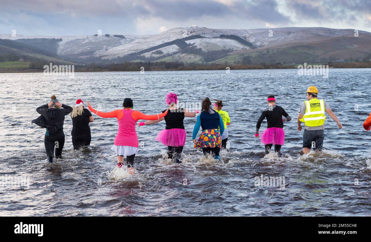 26 dicembre 2022 - Un gruppo di genitori duri ha sfidato le acque fredde di Semerwater nelle valli dello Yorkshire per raccogliere fondi per l'Hawes Junior Football Club di Wensleydale. Semerwater si trova a 820 metri sopra il livello del mare ed era piena di acqua di neve, che scorre delle campane circostanti la scorsa settimana. La temperatura dell'aria era di 1c°C, ma con windchill sembrava più di -4c°C il tè, il caffè era a disposizione per riscaldarli di nuovo! Credit: Wayne HUTCHINSON/Alamy Live News Foto Stock