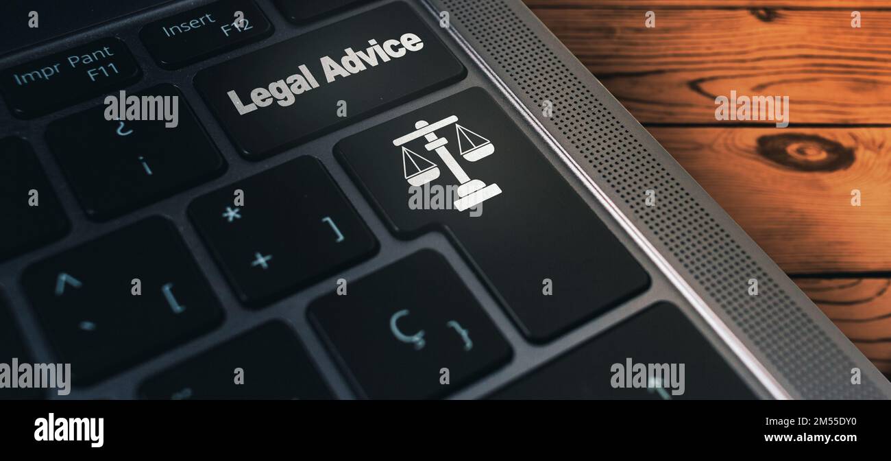 Banner della tastiera del laptop con pulsante di consulenza legale. Equilibrio di giustizia. Concetto di legge e difesa. Foto Stock