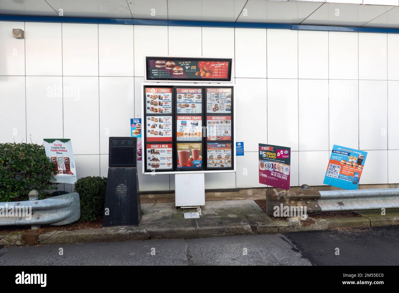 Il menu' di guida presso un ristorante fast food White Castle sul Northern & Bell Boulevards a Bayside, Queens, New York City Foto Stock