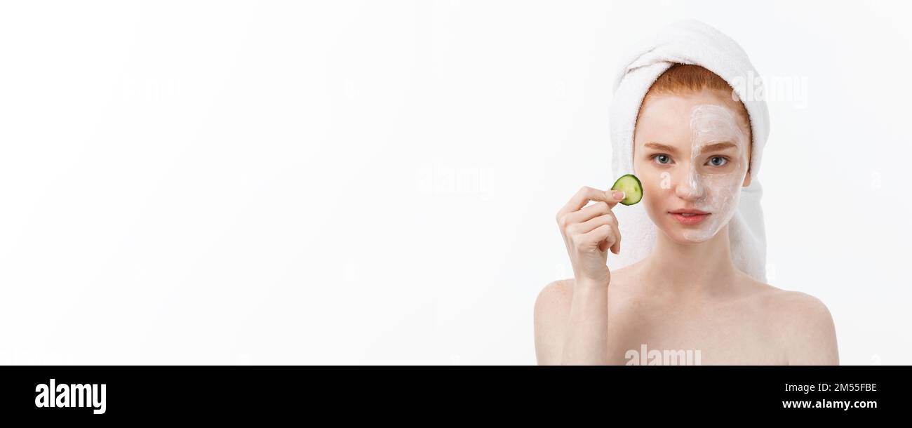 Cura dei capelli, asciugamano e viso donna ritratto in studio, isolato  sfondo bianco e bellezza del viso. Modello femminile, doccia pulita e panno  per la testa per felice Foto stock - Alamy