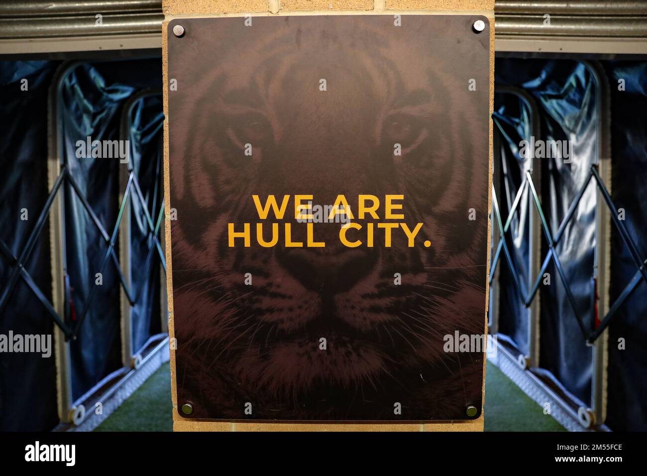 Poster “We are Hull City” nel tunnel durante la partita del Campionato Sky Bet Hull City vs Blackpool al MKM Stadium, Hull, Regno Unito, 26th dicembre 2022 (Foto di Mark Cosgrove/News Images) Foto Stock