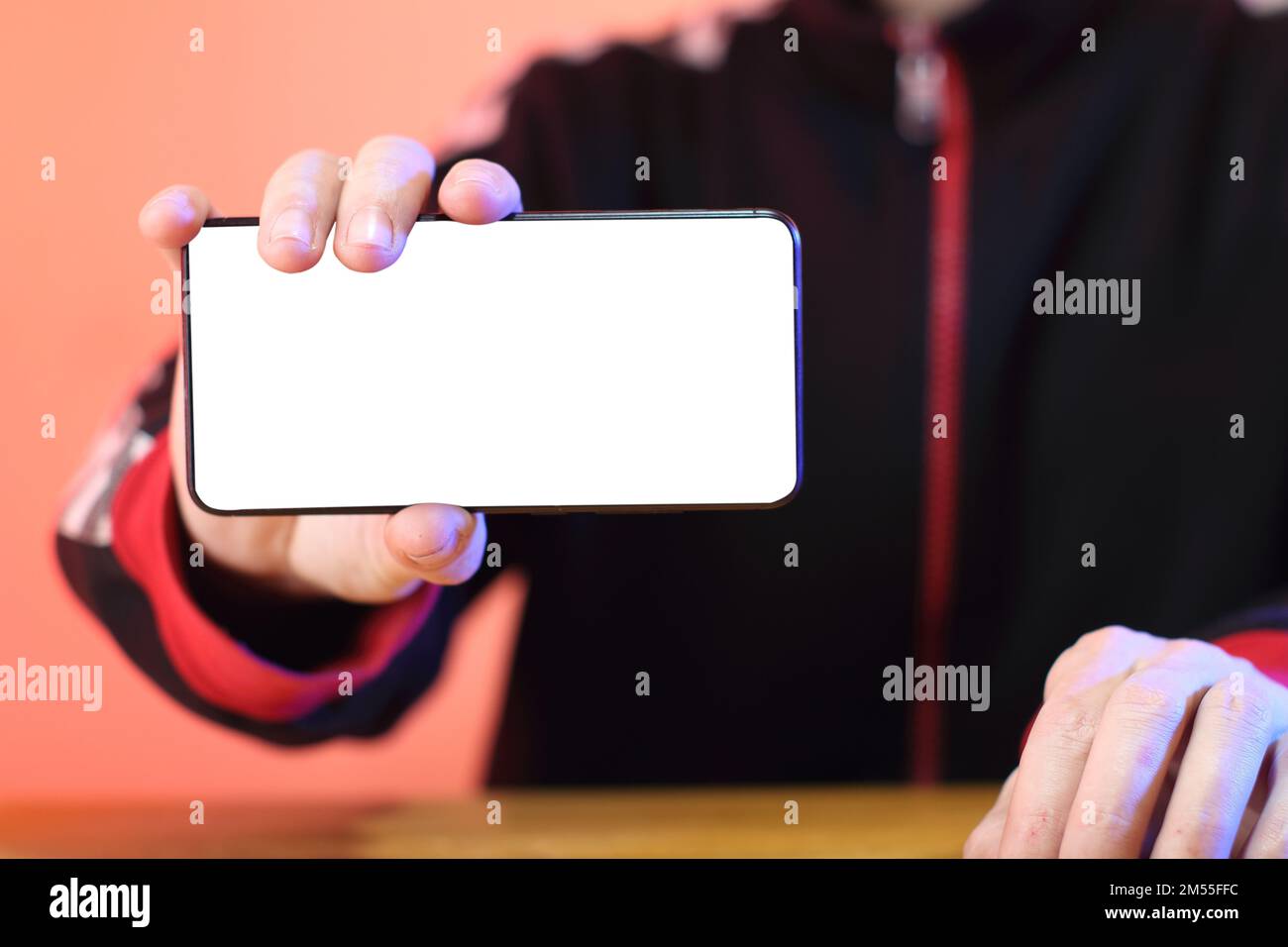 smartphone in mano con uno schermo bianco in mano alla persona sullo sfondo Foto Stock smartphone in mano con uno schermo bianco in mano alla persona sullo sfondo Foto Stock