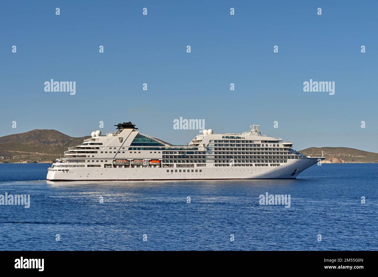 Patmos, Grecia - 2022 maggio: Nave da crociera di lusso Seabourn Encore lasciando la costa dell'isola greca di Patmos Foto Stock