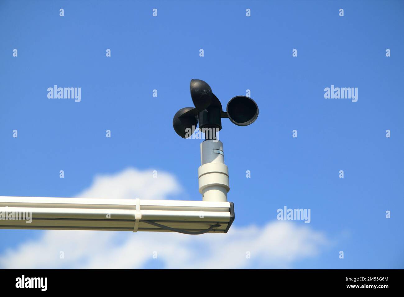 un piccolo anemometro, cielo blu sullo sfondo Foto Stock