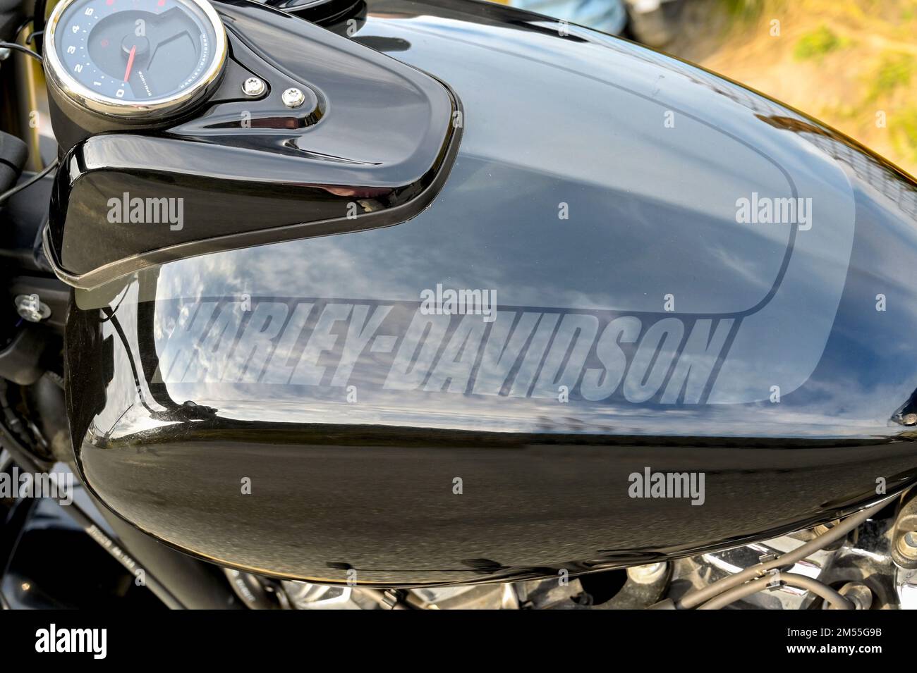 Newquay, Ceredigion, Galles - Agosto 2022: Vista ravvicinata del logon sul serbatoio carburante di una moto Harley Davidson Foto Stock