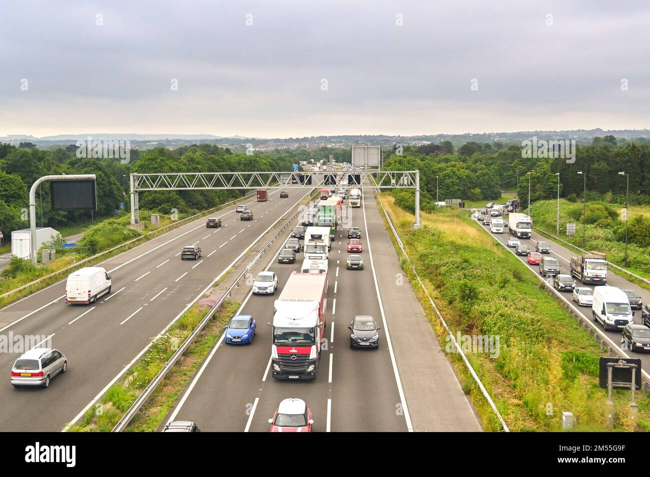 Bristol, Inghilterra - Giugno 2022: Il traffico in coda ad un bivio sull'autostrada M4 vicino Bristol Foto Stock