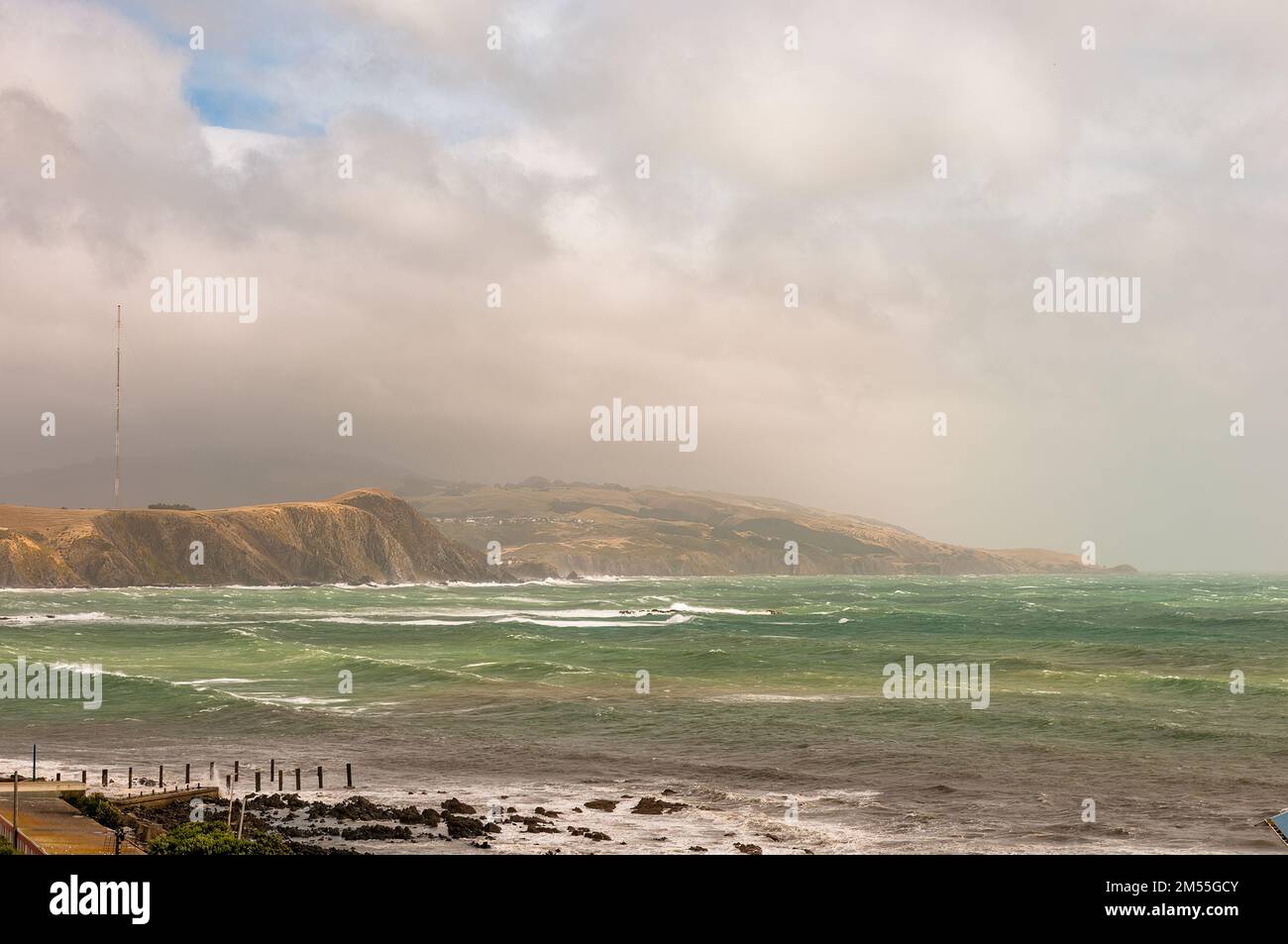 La baia di Titahi con un cielo nuvoloso sullo sfondo in Nuova Zelanda Foto Stock