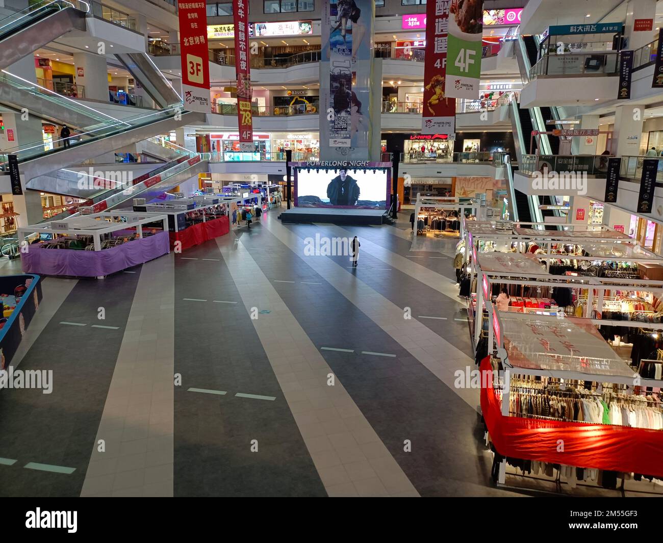 SUQIAN, CINA - 26 DICEMBRE 2022 - pochi clienti sono visti in un centro commerciale a Suqian, provincia di Jiangsu, Cina, 26 dicembre 2022. Foto Stock