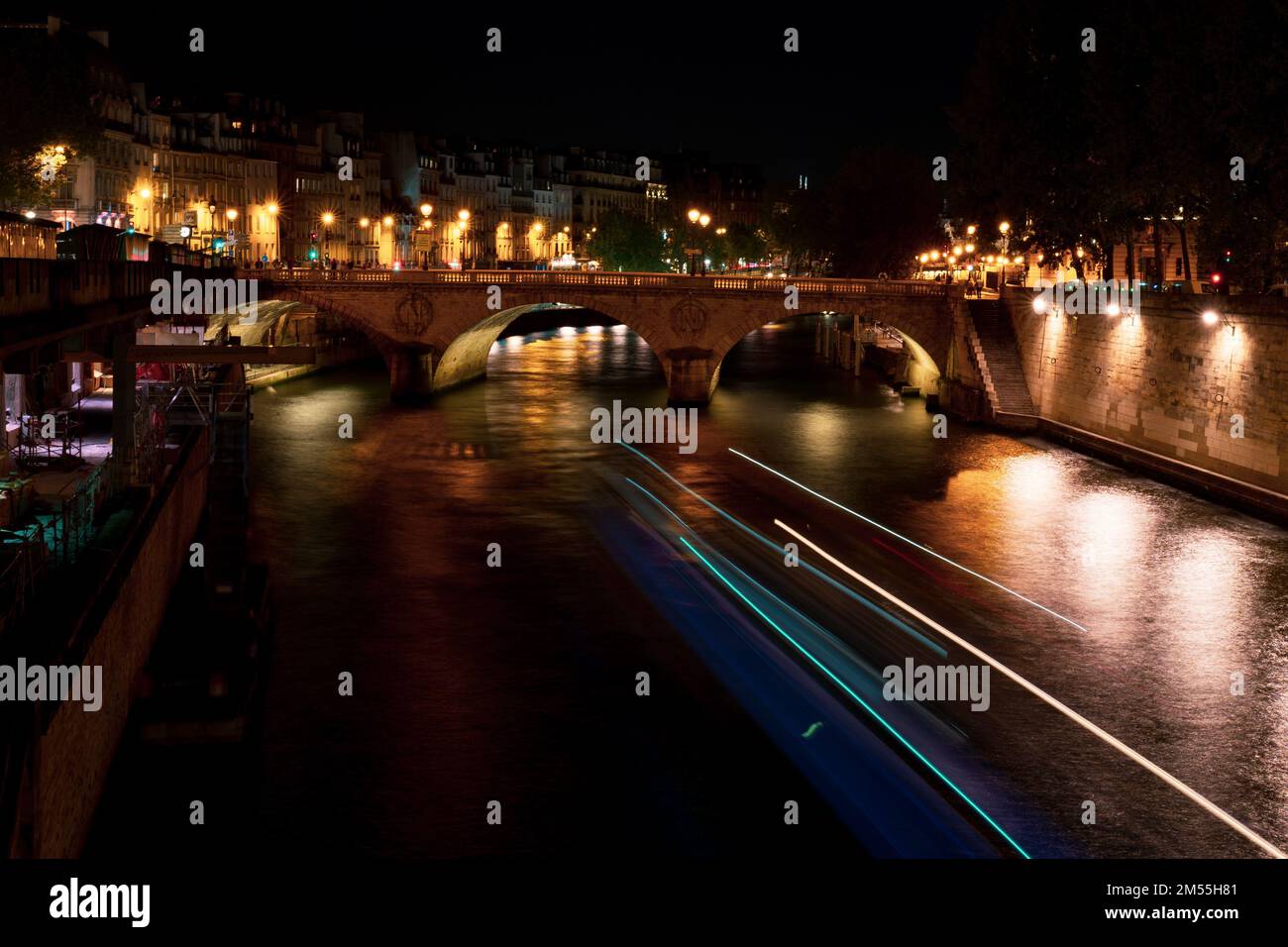 La vista di Pont au Change con luci notturne sopra la Senna. Parigi, Francia. Foto Stock