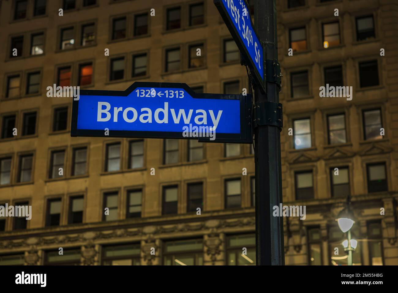 Bella vista della città di notte e segno di Broadway all'incrocio di West 34th Street. New York. STATI UNITI. Foto Stock