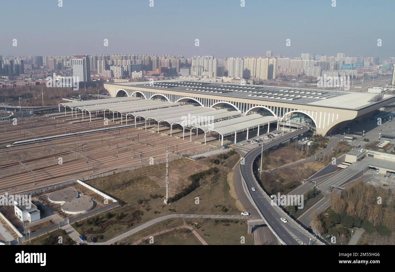 (221226) -- PECHINO, 26 dicembre 2022 (Xinhua) -- questa foto aerea scattata il 26 dicembre 2022 mostra un treno ad alta velocità in partenza dalla stazione ferroviaria di Shijiazhuang a Shijiazhuang, nella provincia di Hebei della Cina settentrionale. Un totale di 1,69 miliardi di viaggi passeggeri sono stati effettuati sulla ferrovia ad alta velocità Pechino-Guangzhou da quando è entrato in funzione dieci anni fa, dati ufficiali hanno mostrato. Come spina dorsale della rete ferroviaria ad alta velocità in Cina, la ferrovia ad alta velocità Pechino-Guangzhou, di 2.298 km, è strettamente collegata con altre 12 ferrovie ad alta velocità del paese. Lo sviluppo dell'alta velocità Pechino-Guangzhou Foto Stock