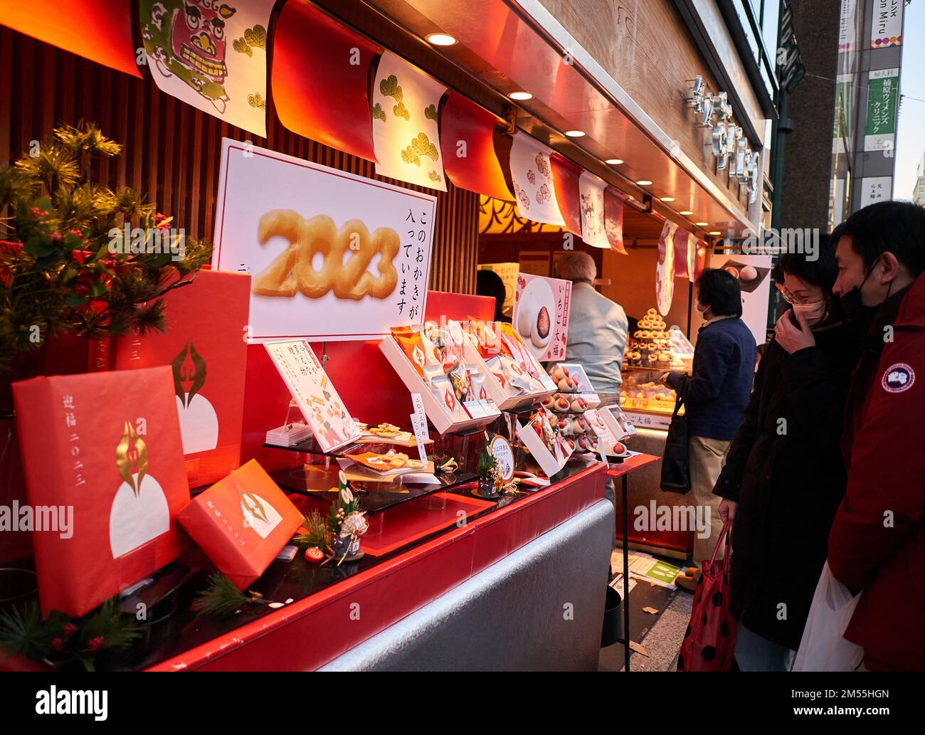 Tokyo, Giappone. 26th Dec, 2022. Un negozio presenta i dessert del nuovo anno per attirare i clienti a Ginza, Tokyo, Giappone, 26 dicembre 2022. Credit: Zhang Xiaoyu/Xinhua/Alamy Live News Foto Stock