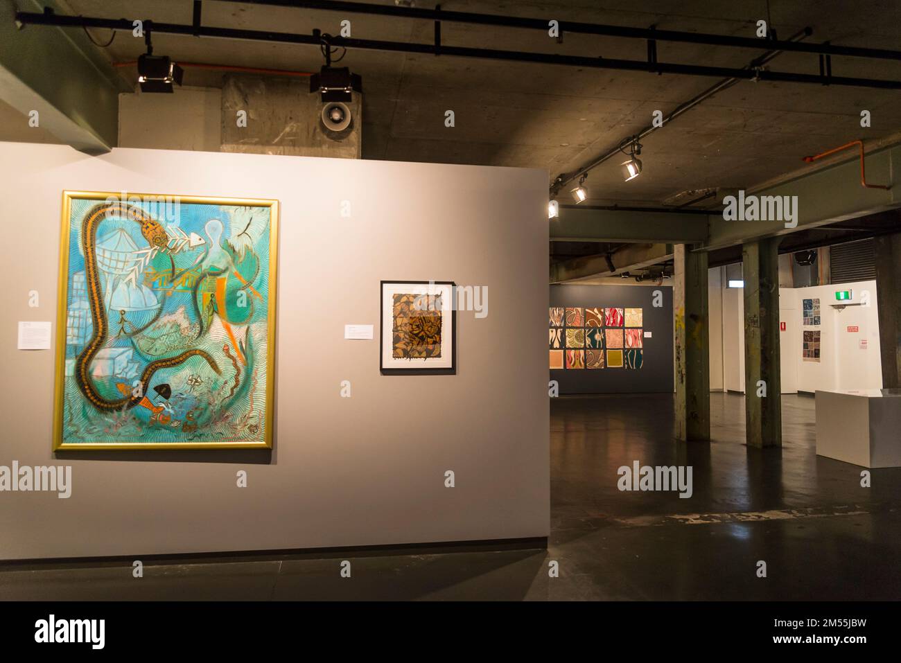 Una mostra d'arte di un artista aborigeno contemporaneo e designer di moda Robyn Caughlan, Casula Powerhouse Arts Centre (CPAC), un multidisciplinare Foto Stock