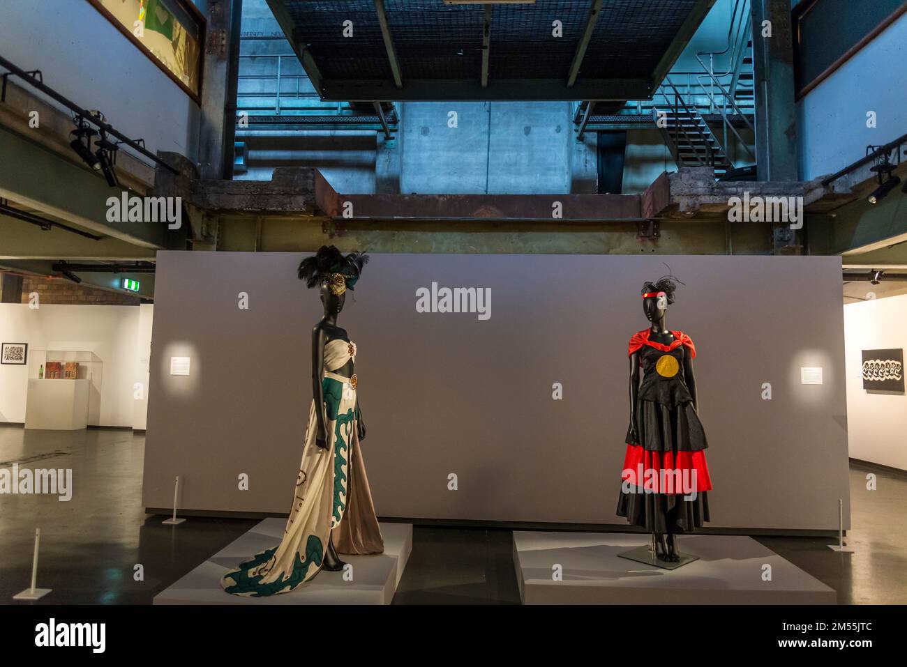 Una mostra d'arte di un artista aborigeno contemporaneo e designer di moda Robyn Caughlan, Casula Powerhouse Arts Centre (CPAC), un multidisciplinare Foto Stock