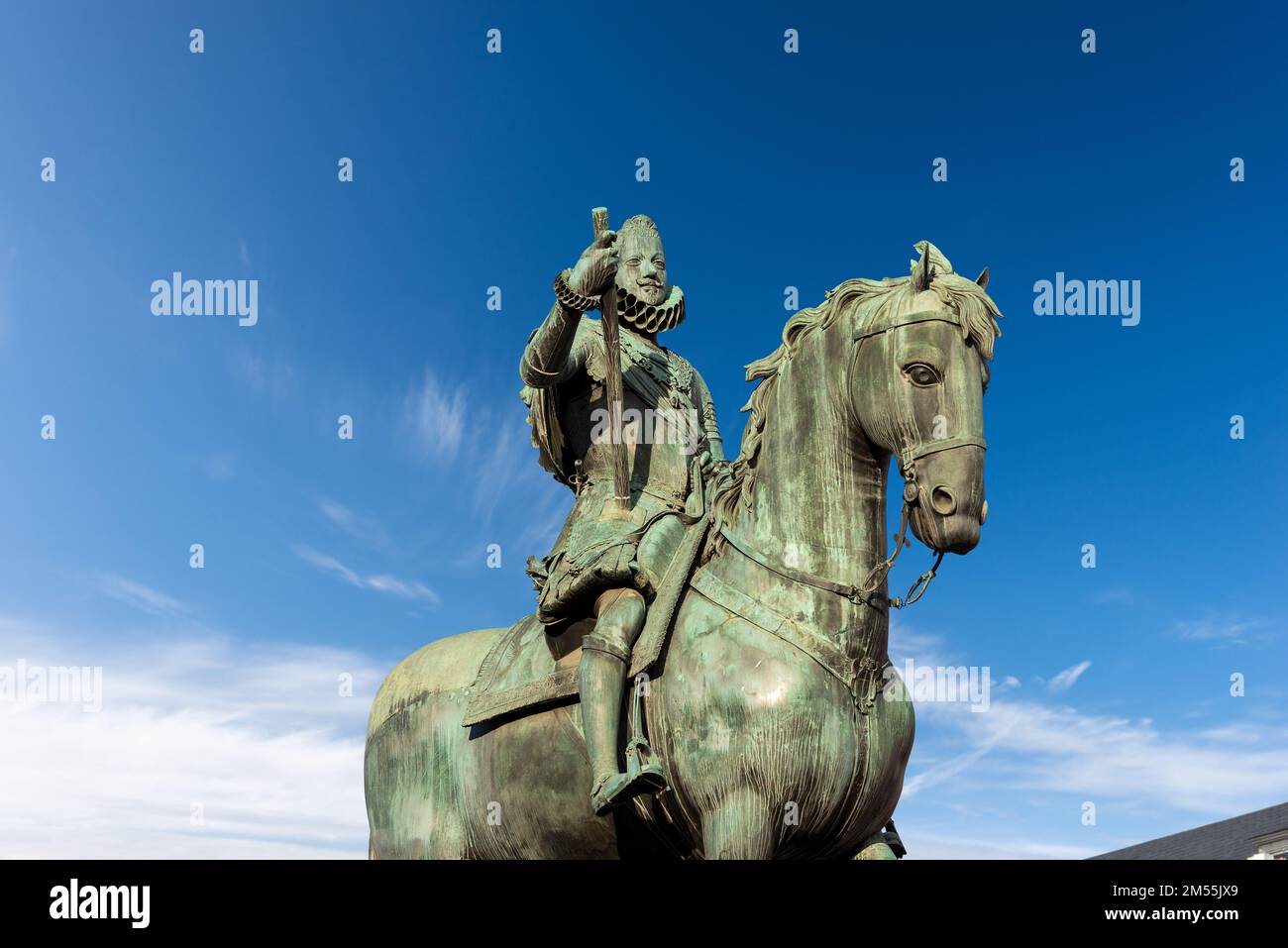 Statua bronzea del re Filippo III sul Cavebro (Felipe III o Felipe el Piadoso), di Giambologna e Pietro Tacca in Plaza Mayor (piazza principale), Madrid. Foto Stock