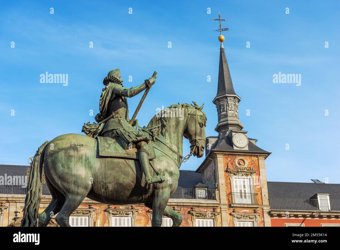 Statua in bronzo di Re Filippo III a cavallo in Plaza Mayor e la Casa De la Panaderia, antico palazzo nel centro di Madrid, Spagna, Europa meridionale. Foto Stock