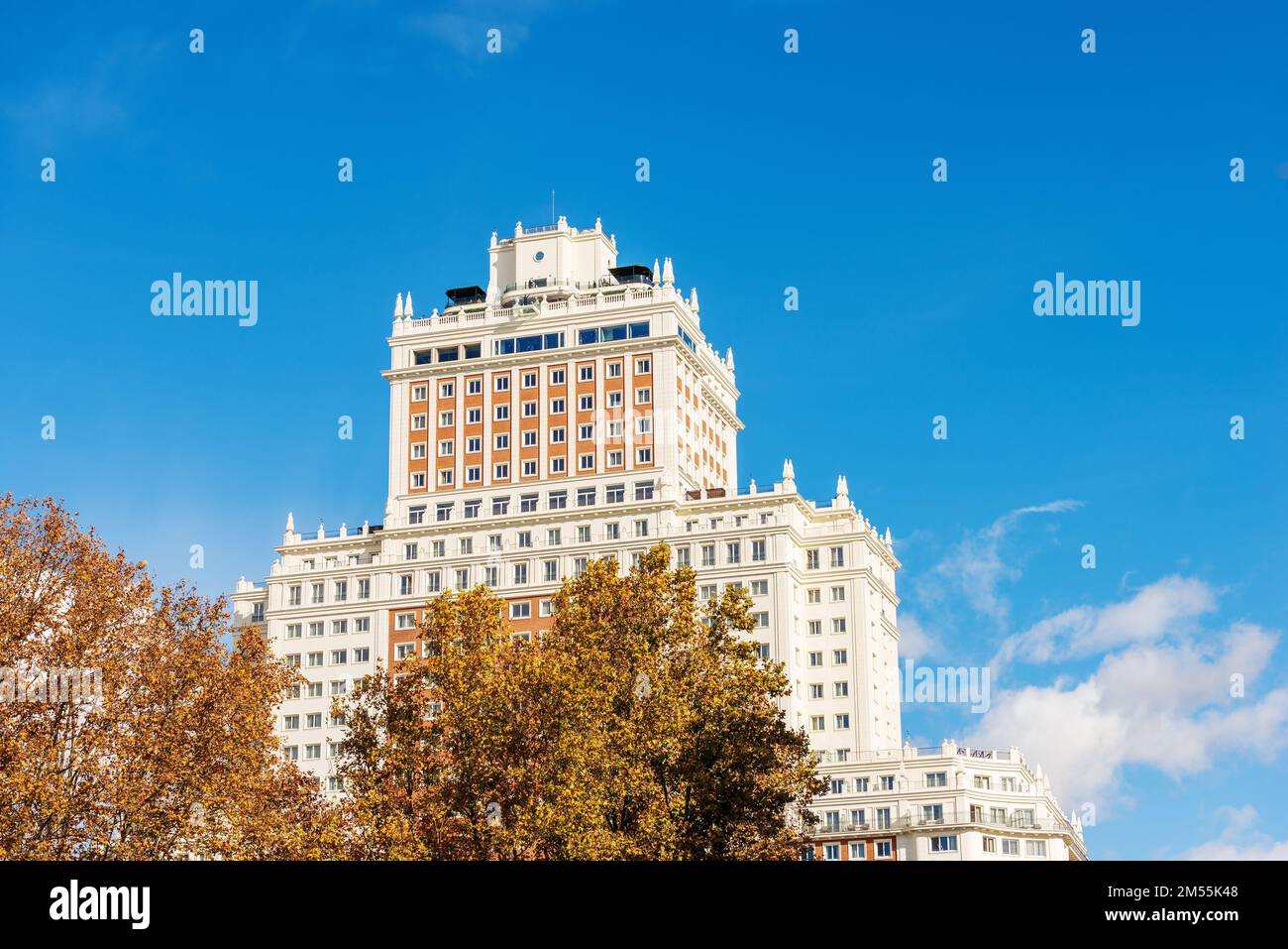 Madrid centro. Facciata del grattacielo in Plaza de Espana chiamata edificio de Espana (edificio spagnolo), 1948-1953 in stile neo-barocco. Spagna, Europa Foto Stock