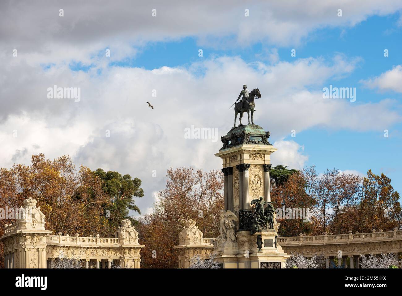 Madrid, monumento ad Alfonso XII (Re di Spagna) dell'architetto Jose Grases Riera, nel Parco del Buen Retiro (Parque del Buen Retiro). Spagna, Europa. Foto Stock