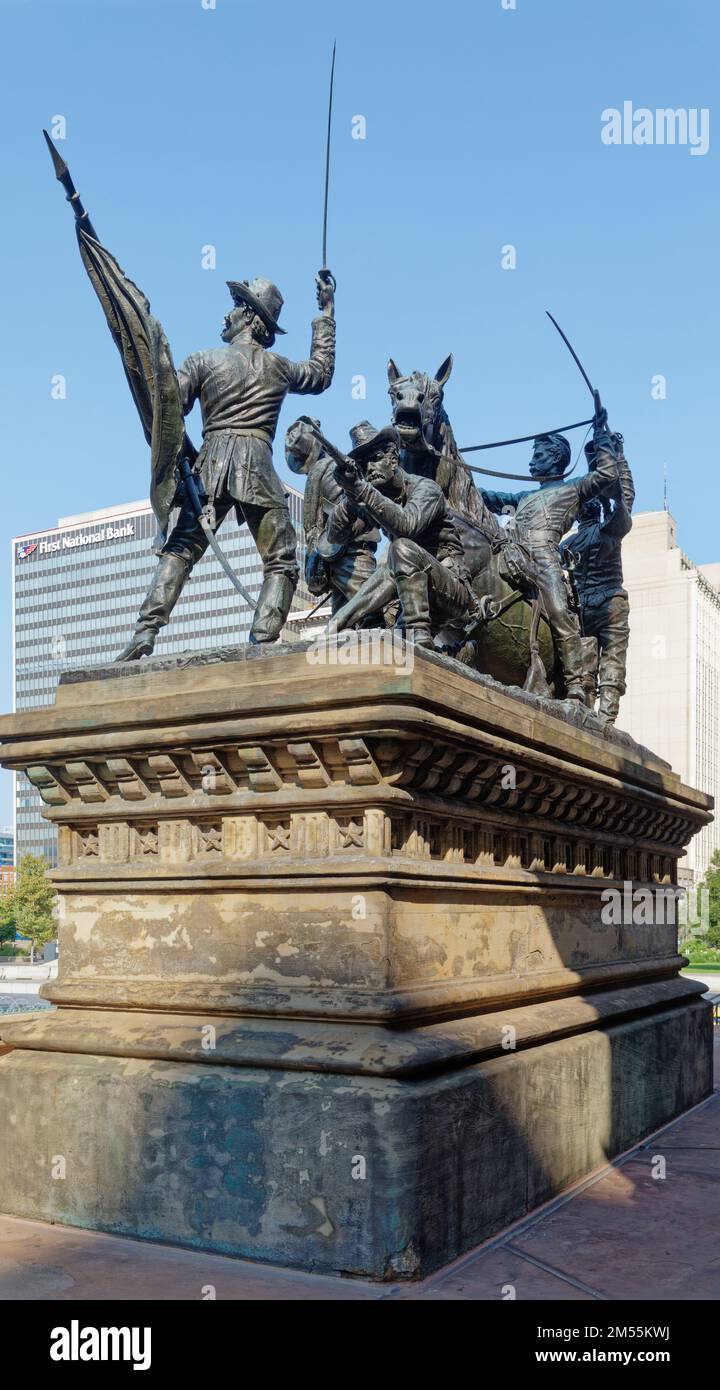 Monumento ai soldati e ai marinai di Cleveland: La Guardia avanzata, statuaria di bronzo di Levi Scofield. Onori calvario, raffigura dei Troopers intorno al cavallo ferito. Foto Stock