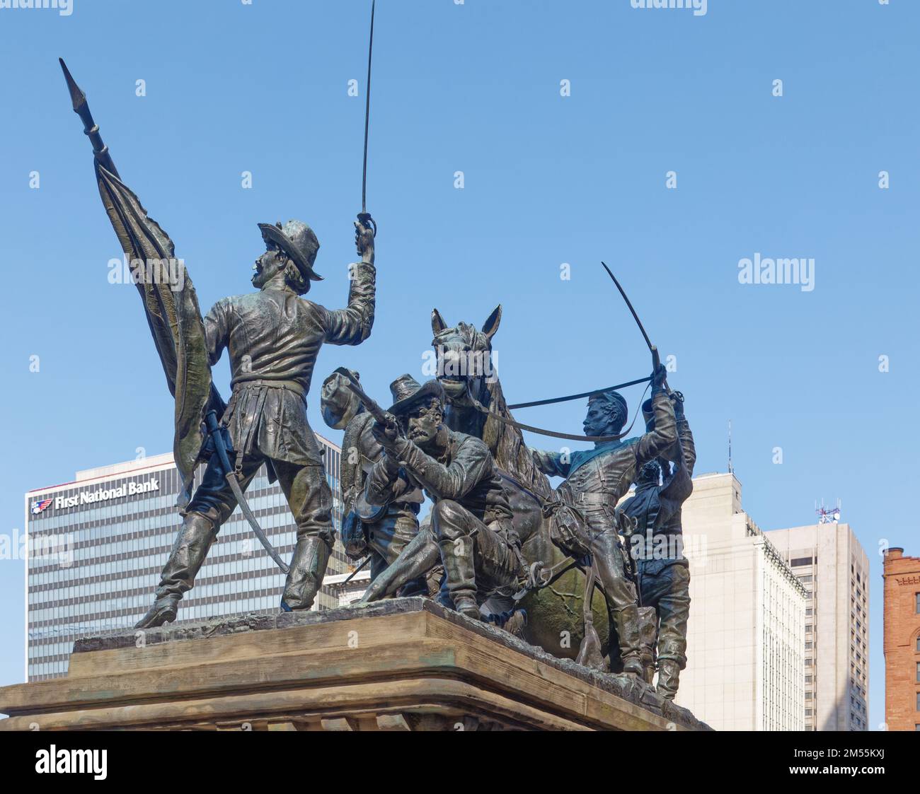 Monumento ai soldati e ai marinai di Cleveland: La Guardia avanzata, statuaria di bronzo di Levi Scofield. Onori calvario, raffigura dei Troopers intorno al cavallo ferito. Foto Stock