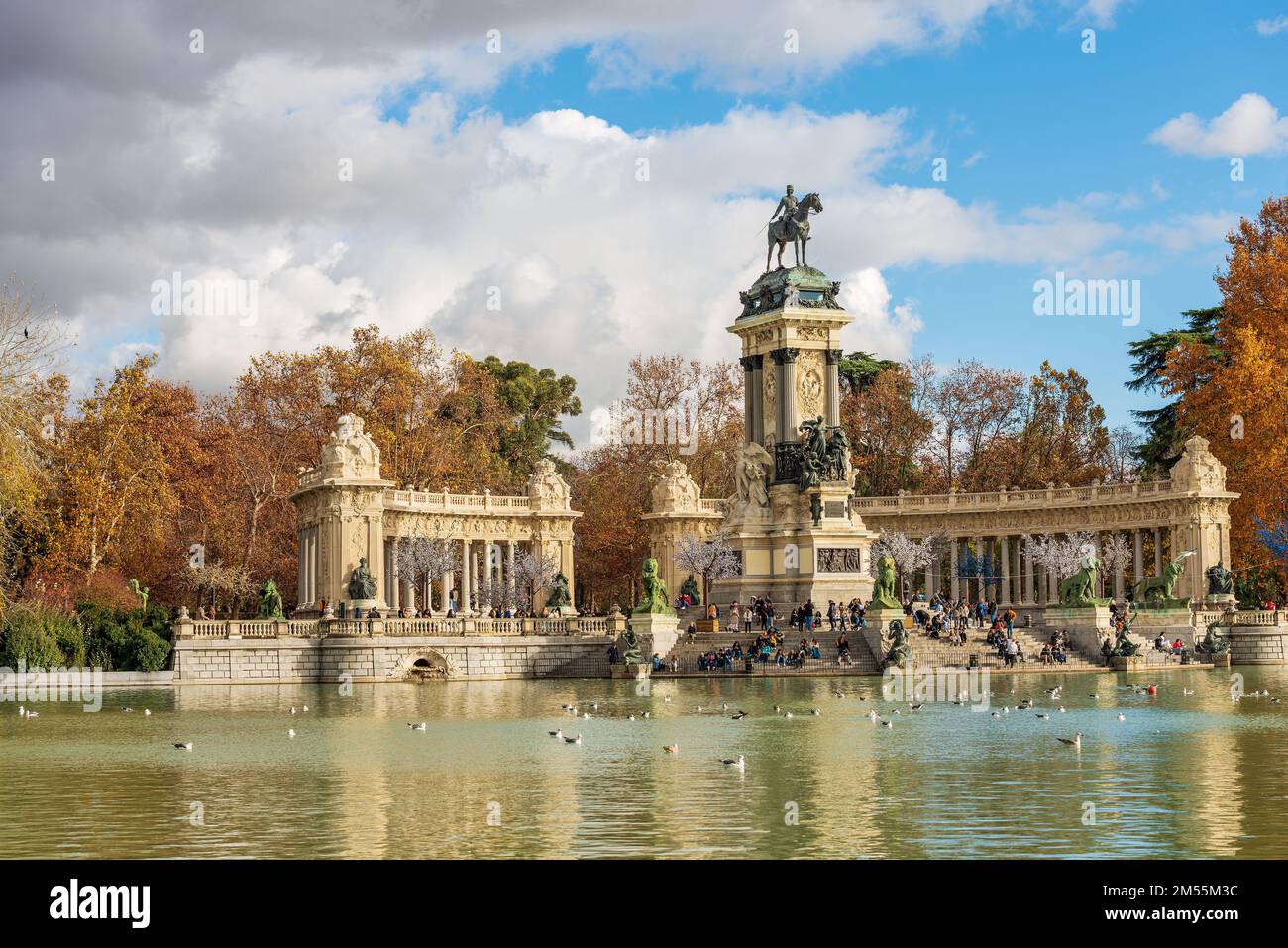 Madrid, monumento ad Alfonso XII (Re di Spagna) nel Parco del Buen Retiro (Parque del Buen Retiro) con il laghetto e il parco pubblico. Spagna, Europa. Foto Stock