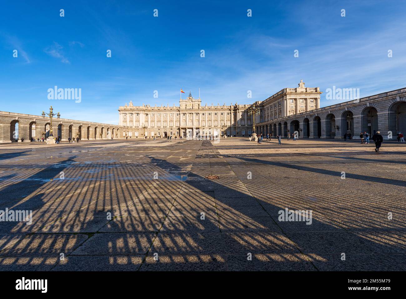 Facciata principale del Palazzo reale di Madrid in stile barocco, in passato utilizzata come residenza del re di Spagna, Plaza de la Armeria, Spagna, Europa. Foto Stock