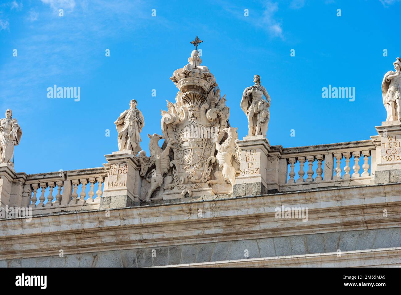 Primo piano del Palazzo reale di Madrid in stile barocco, in passato utilizzato come residenza del re di Spagna, Plaza de la Armeria, Spagna, Europa. Foto Stock