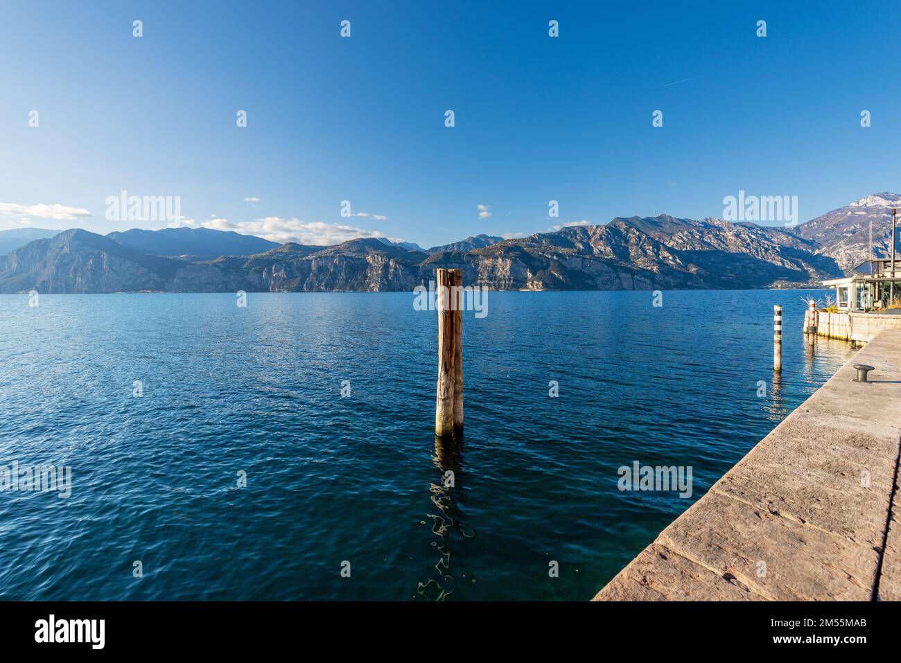 Lago di Garda (Lago di Garda) e Alpi italiane vista dal piccolo paese di Malcesine, provincia di Verona, Italia, Veneto, sud Europa. Foto Stock