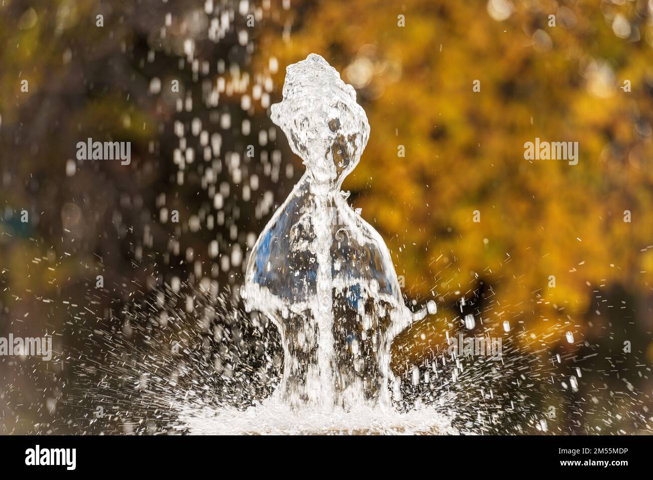Primo piano di un getto d'acqua e spruzzi di una fontana nel Parco del Buen Retiro (Parque del Buen Retiro), parco pubblico, Comunità di Madrid, Spagna, Europa. Foto Stock