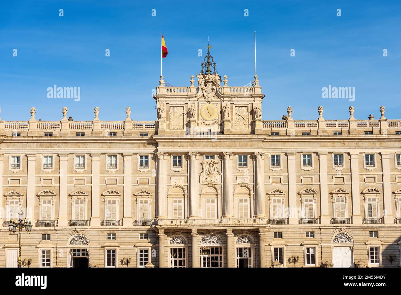 Facciata principale del Palazzo reale di Madrid in stile barocco, in passato utilizzata come residenza del re di Spagna, Plaza de la Armeria, Spagna, Europa. Foto Stock