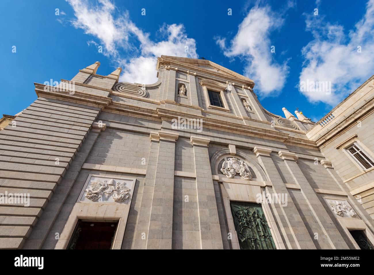 Facciata della Cattedrale dell'Almudena (Catedral de Santa María la Real de la Almudena) nel centro di Madrid, Spagna, Europa meridionale, 1883-1993. Foto Stock