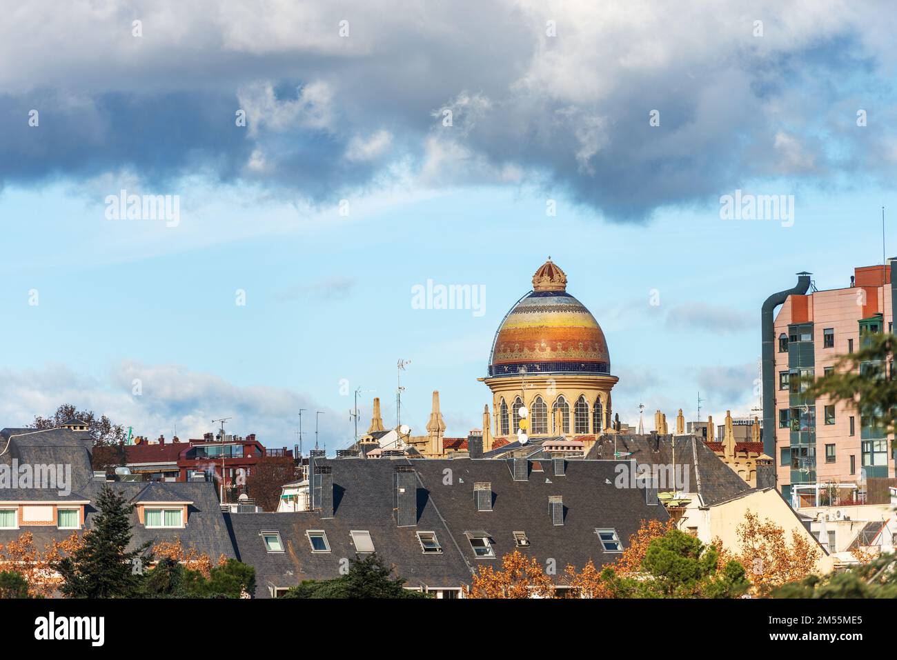 Madrid paesaggio urbano e cupola in stile bizantino della Chiesa di Santa Teresa e San Giuseppe (Iglesia de Santa Teresa y San Jose), Plaza de Espana. Foto Stock