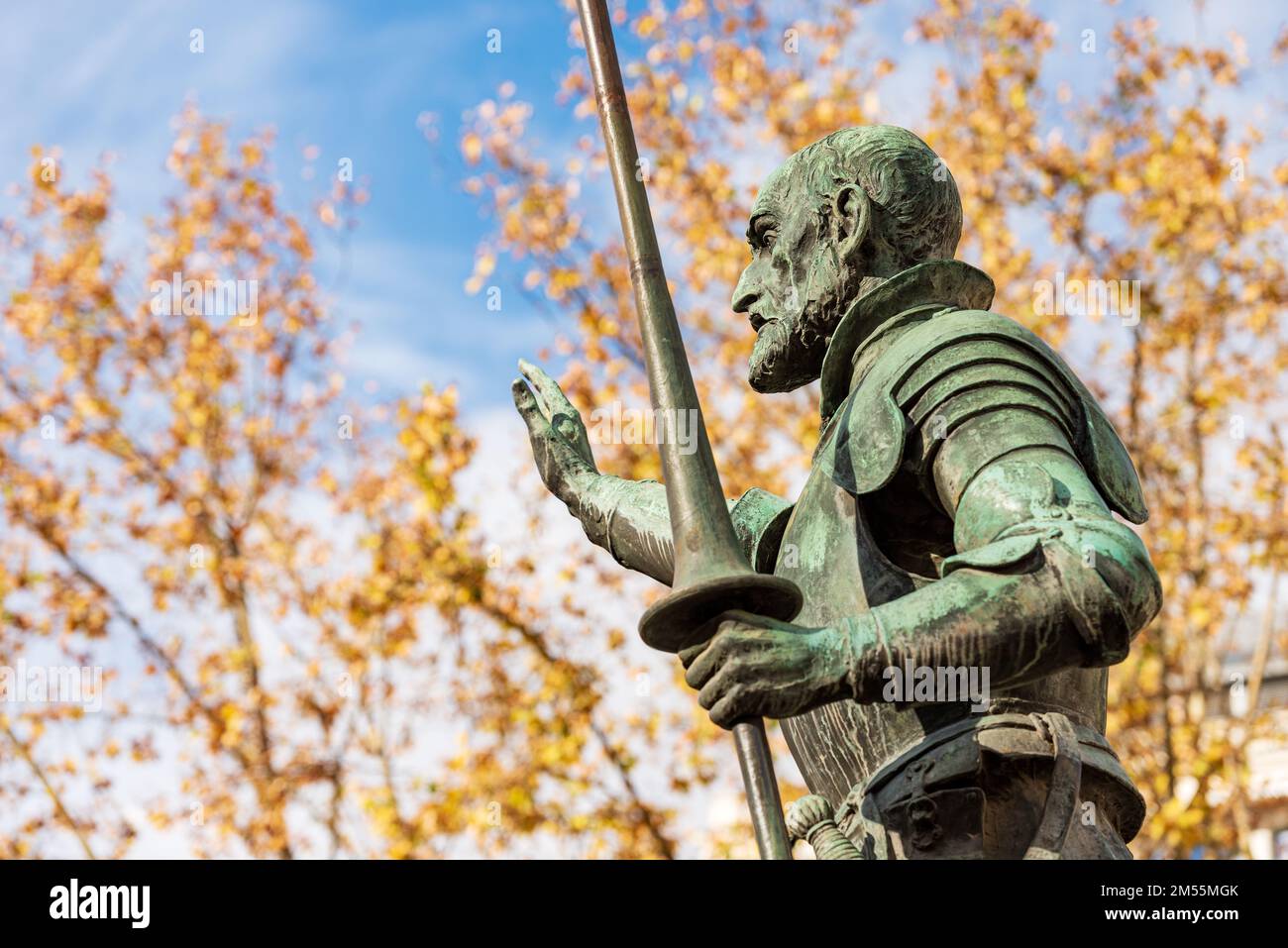 Statua in bronzo di Don Chisciotte de la Mancha, parte del monumento a Miguel de Cervantes, 1929, in Plaza de Espana, Madrid centro, Spagna, Europa. Foto Stock