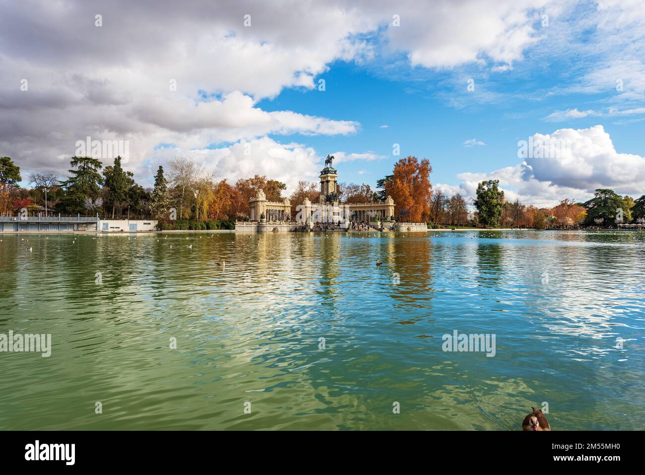 Madrid, il Parco del Buen Retiro (Parque del Buen Retiro) e il Monumento ad Alfonso XII (Re di Spagna) con il laghetto e il parco pubblico. Spagna. Foto Stock