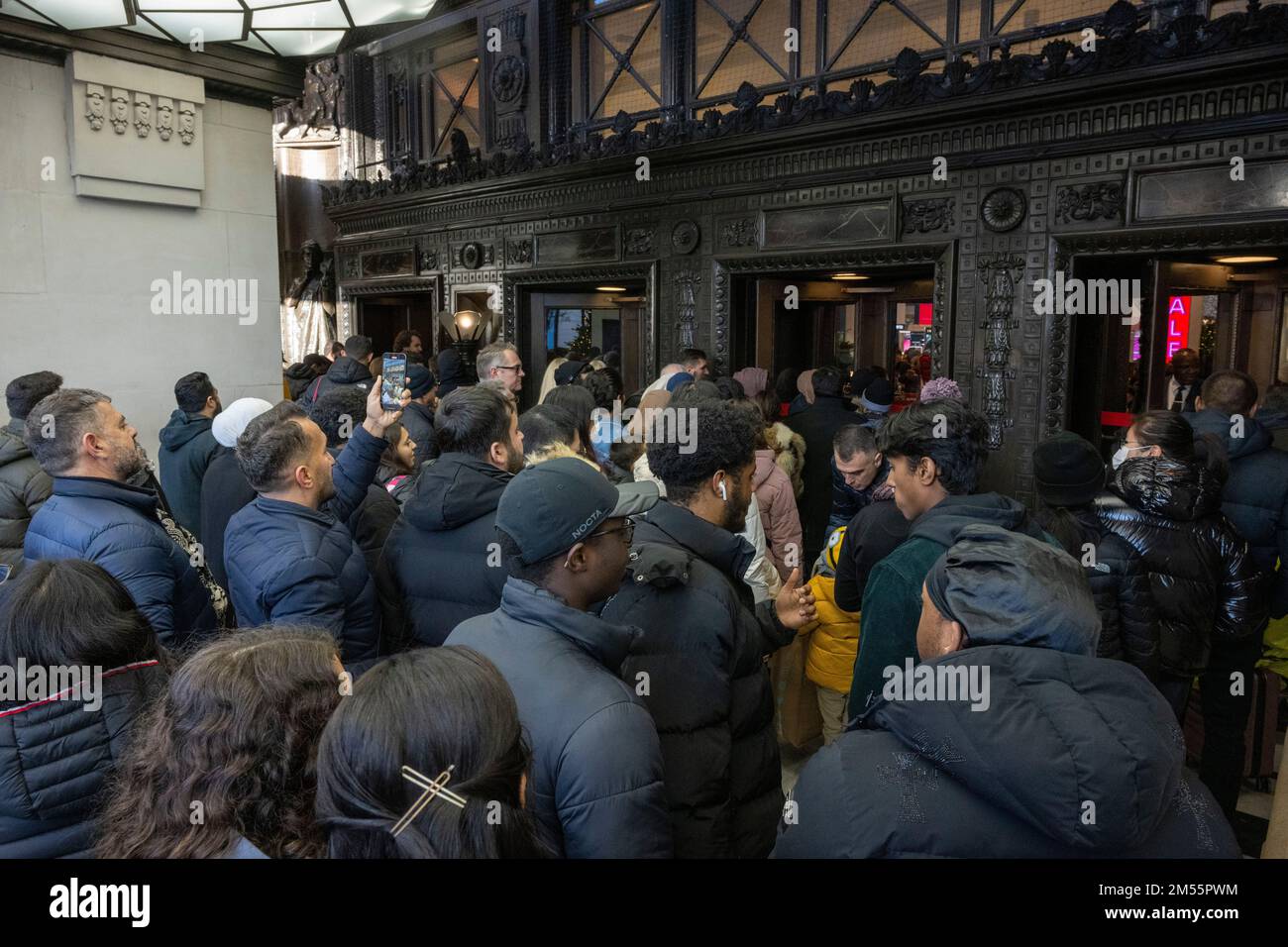 26 dicembre 2022. Londra, Regno Unito. I clienti entrano nel grande magazzino Selfridges di Oxford Street per le vendite del Boxing Day. Molti negozi sono già stati in vendita on-line prima del giorno di Natale. Foto di Ray Tang Foto Stock